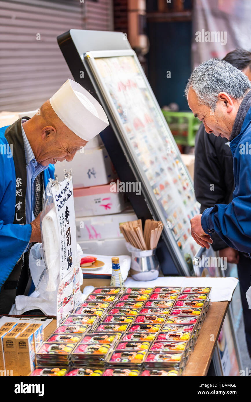 Tokyo, Japon - 30 mars 2019 : rue du marché de Tsukiji en extérieur près de Ginza avec homme libre du vendeur de vendre des bonbons sushi Banque D'Images