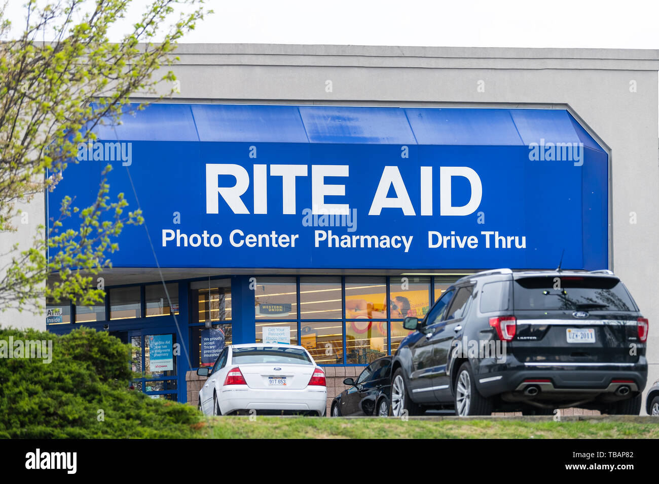 Wytheville, USA - Le 19 avril 2018 : rue de la route durant la journée en ville avec pharmacie Rite Aid et drive-in Banque D'Images