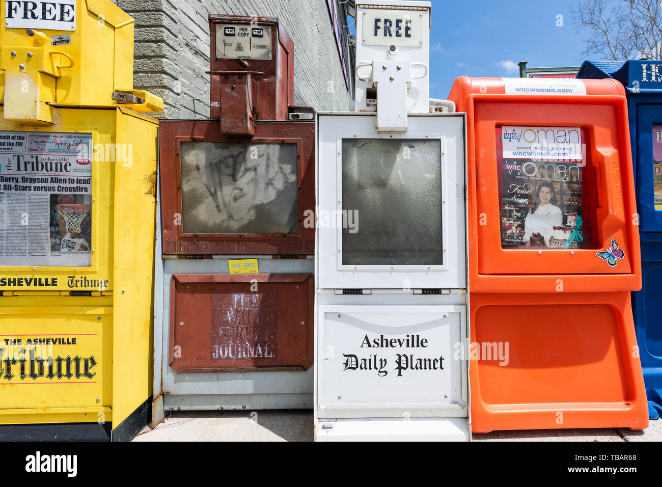 Asheville, États-Unis - 19 Avril 2018 : Centre-ville rue de la vieille ville en Caroline du hipster NC célèbre ville avec signe pour kiosque stand Banque D'Images