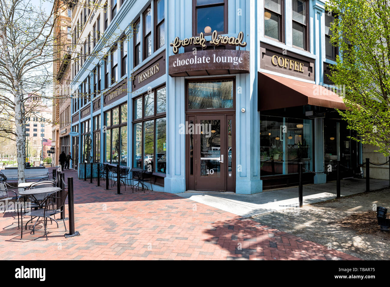 Asheville, États-Unis - 19 Avril 2018 : Centre-ville rue de la vieille ville en Caroline du hipster NC célèbre ville signe avec entrée Salon du Chocolat Banque D'Images