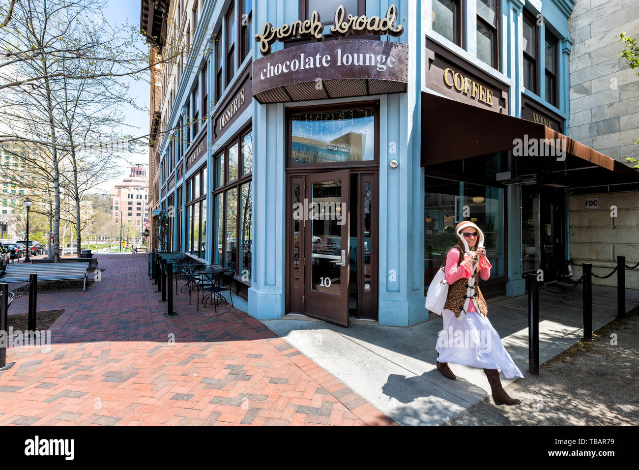 Asheville, États-Unis - 19 Avril 2018 : Centre-ville rue de la vieille ville en Caroline du Nord NC célèbre ville avec entrée au Salon du Chocolat signe et woman walking Banque D'Images