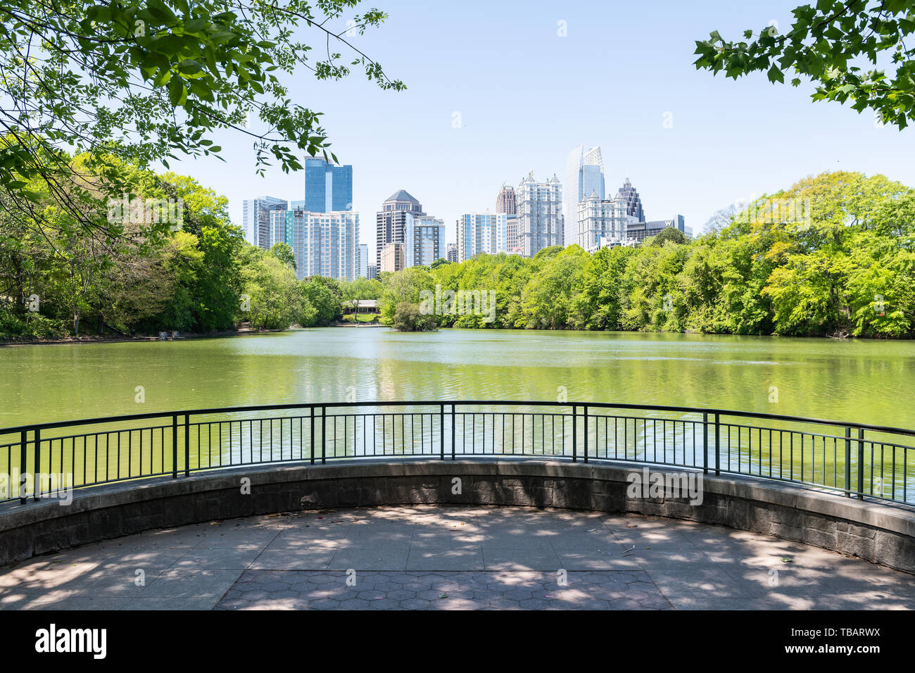 Atlanta, États-Unis - 20 Avril 2018 : vue sur l'horizon en Piedmont Park en Géorgie le centre-ville de verdure des gratte-ciel de la ville urbaine avec rambarde en été Banque D'Images