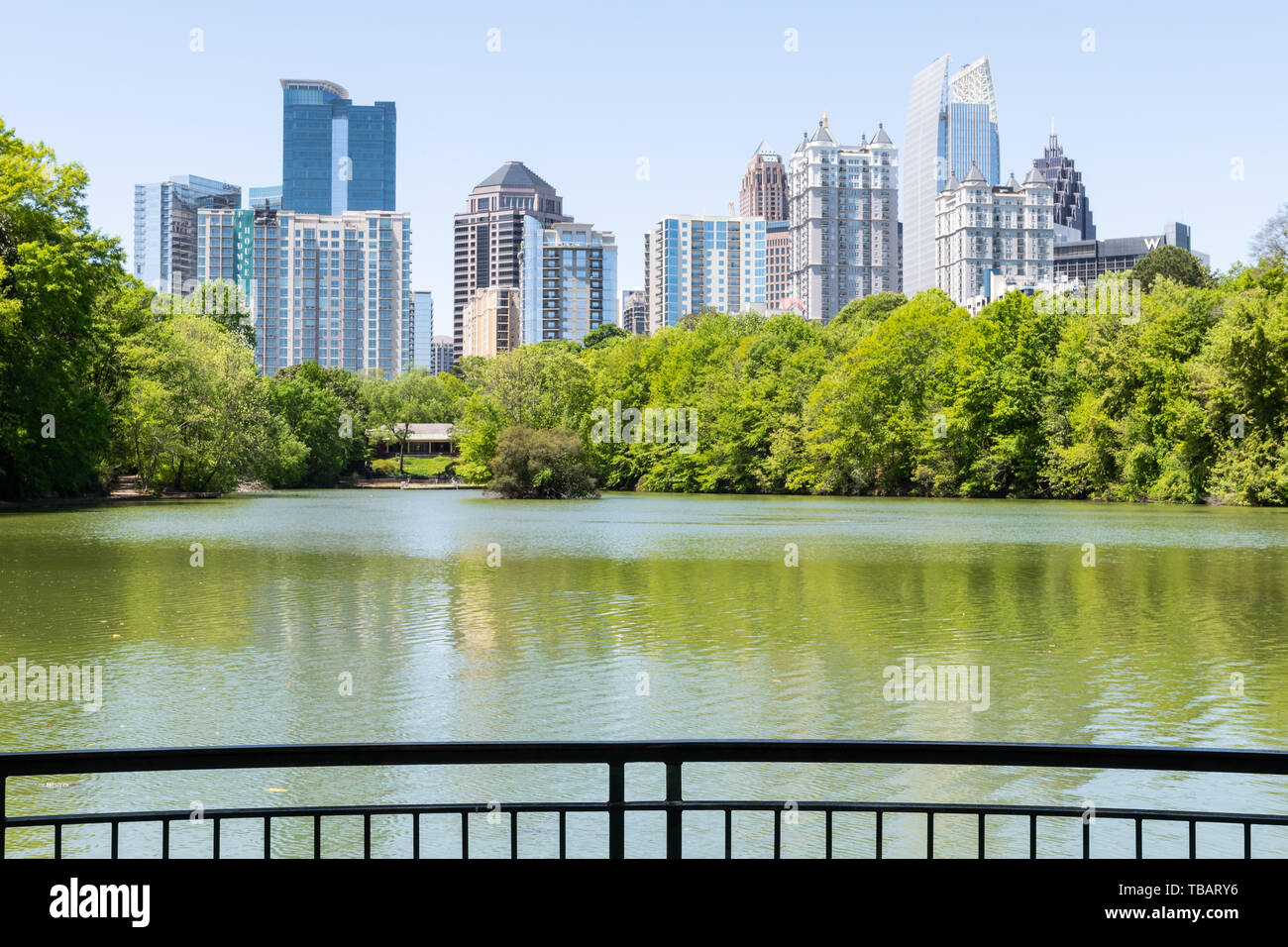 Atlanta, États-Unis - 20 Avril 2018 : vue sur l'horizon en Piedmont Park en Géorgie arbres verts urban city skyscrapers avec rambarde en été Banque D'Images