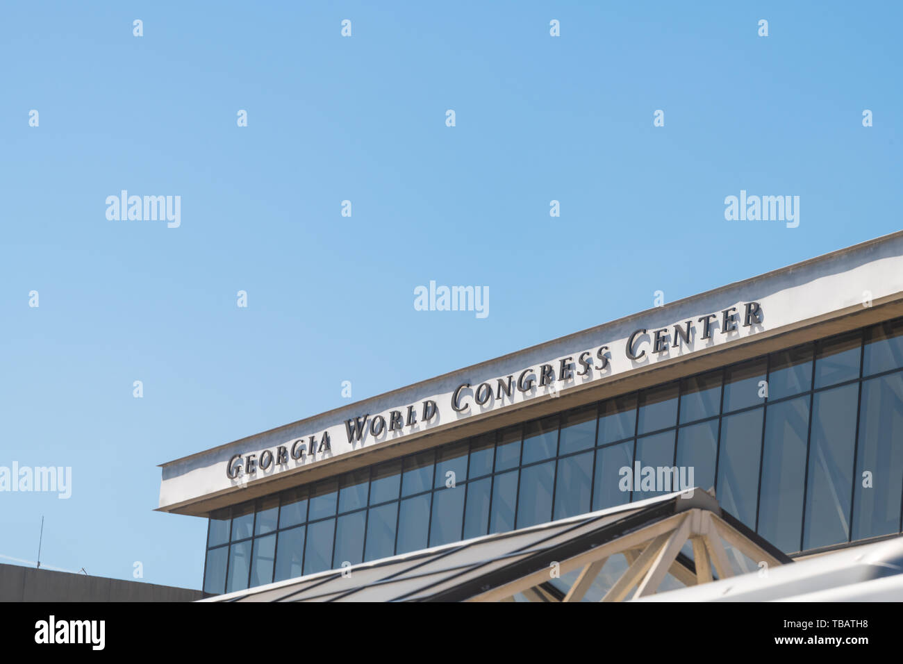 Atlanta, États-Unis - 20 Avril 2018 : l'extérieur du bâtiment à l'architecture moderne et signe pour le Georgia World Congress Center Banque D'Images