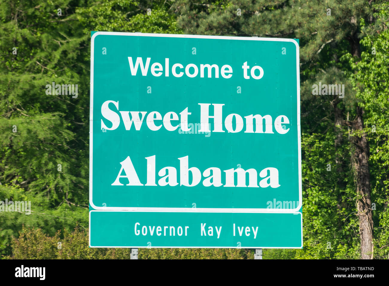Atlanta, États-Unis - 21 Avril 2018 : la route de l'autoroute de l'Alabama avec panneau de bienvenue et texte sur rue avec personne et sweet home texte avec Gouverneur Kay Ivey Banque D'Images