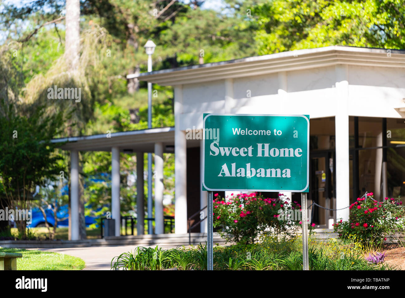 Atlanta, États-Unis - 21 Avril 2018 : la route de l'autoroute de l'Alabama avec panneau de bienvenue et texte sur rue avec personne et sweet home en centre d'accueil Banque D'Images