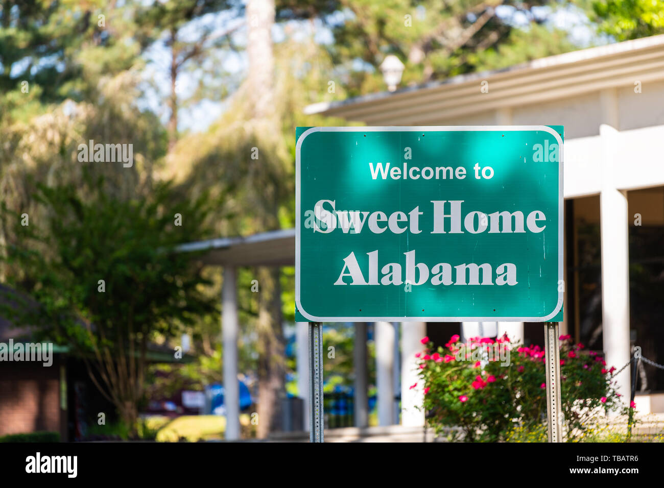 Atlanta, États-Unis - 21 Avril 2018 : la route de l'autoroute de l'Alabama avec panneau de bienvenue sur rue avec personne et sweet home texte dans visitor centre Banque D'Images