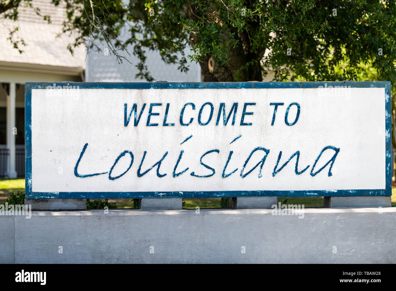 Slidell, États-Unis - 22 Avril 2018 : Route Autoroute avec Bienvenue en Louisiane et signe un texte sur rue avec personne libre au centre du visiteur Banque D'Images