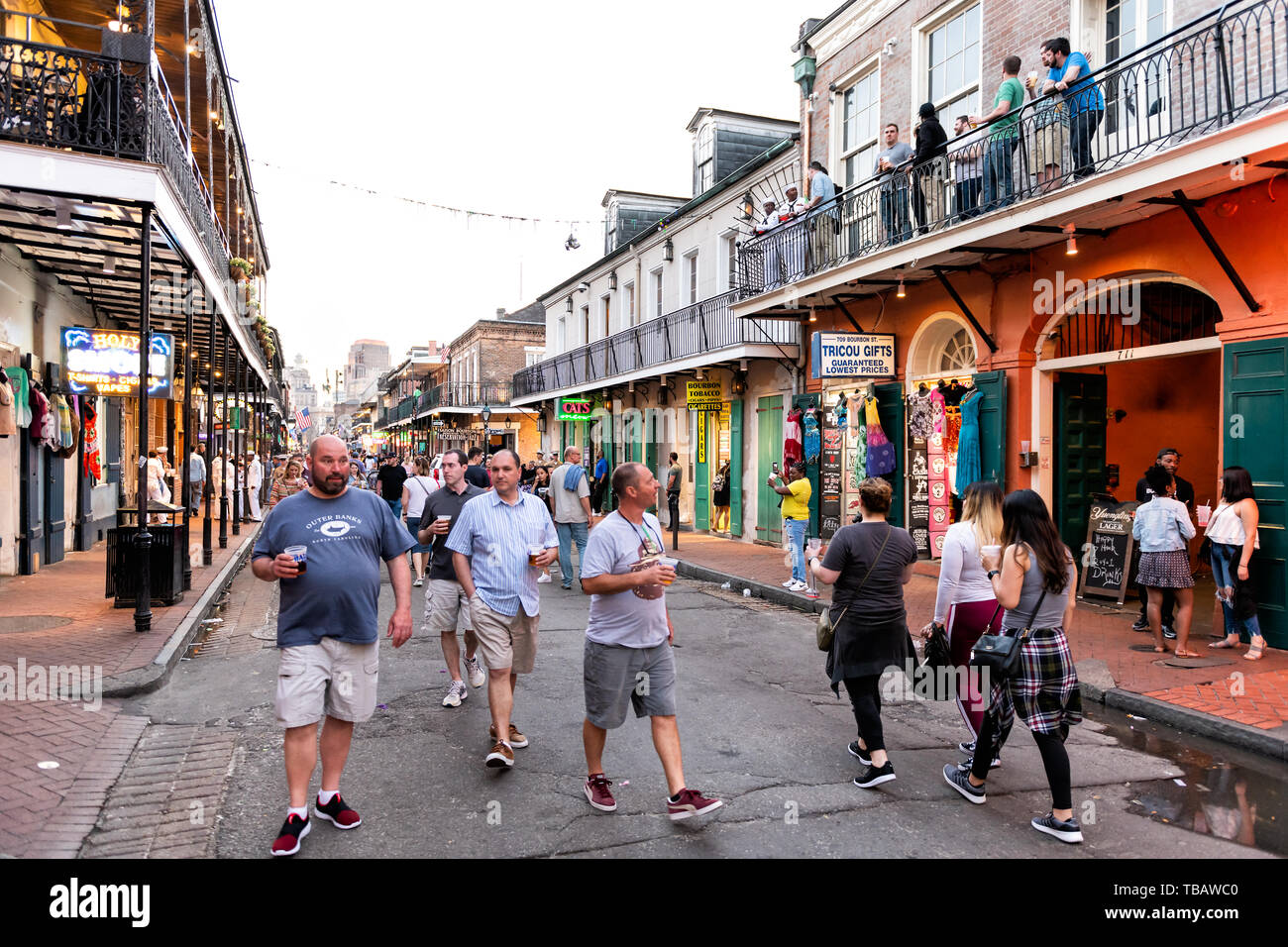 New Orleans, USA - 22 Avril 2018 : Centre-ville vieille ville Bourbon street en Louisiane célèbre cité des personnes qui se boire de la bière sur route au cours de soir Banque D'Images