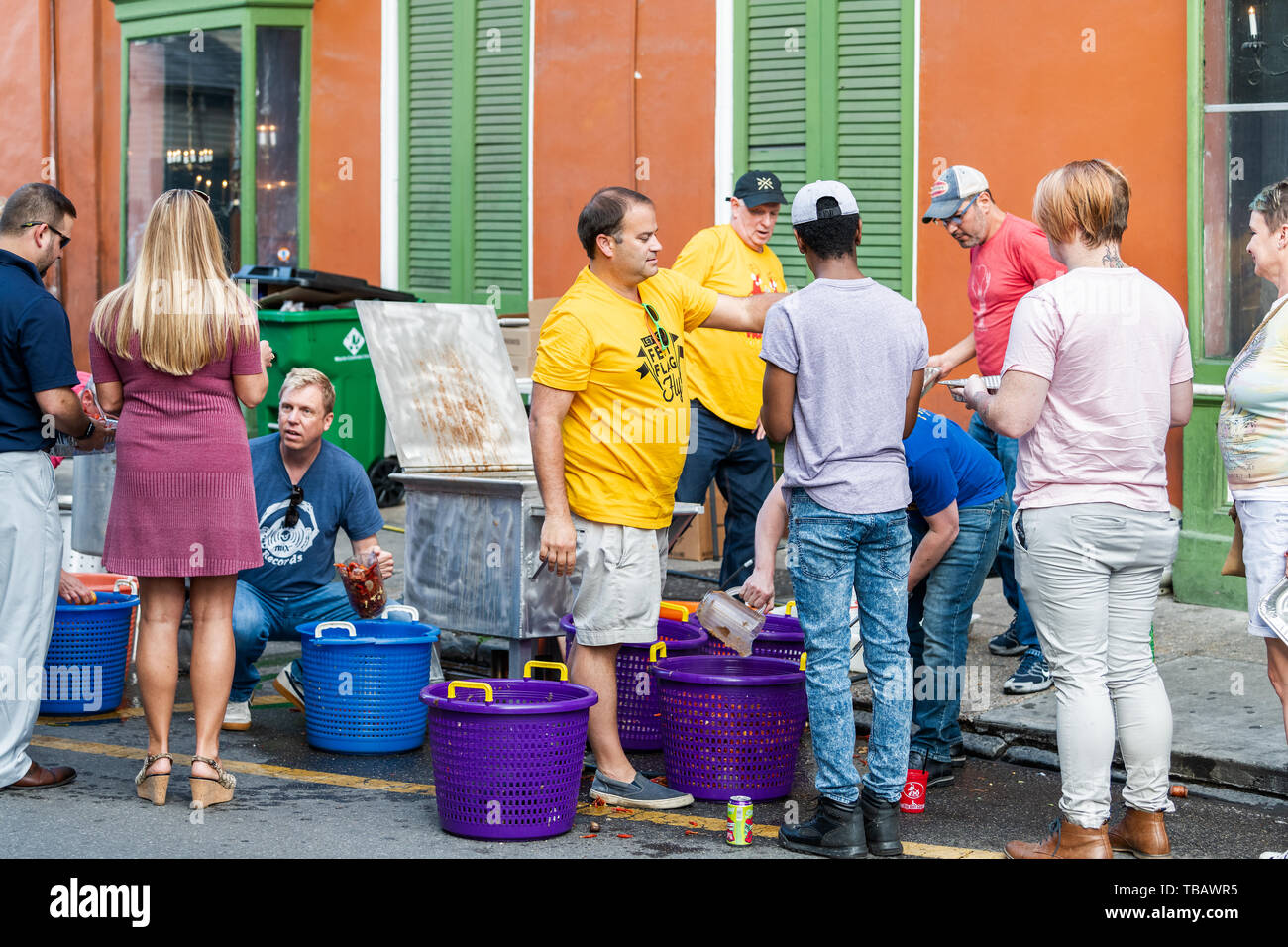 New Orleans, USA - 23 Avril 2018 : vieille ville en Louisiane ville avec des gens par 700 club restaurant de fruits de mer à manger la langouste d'attente en ligne Banque D'Images