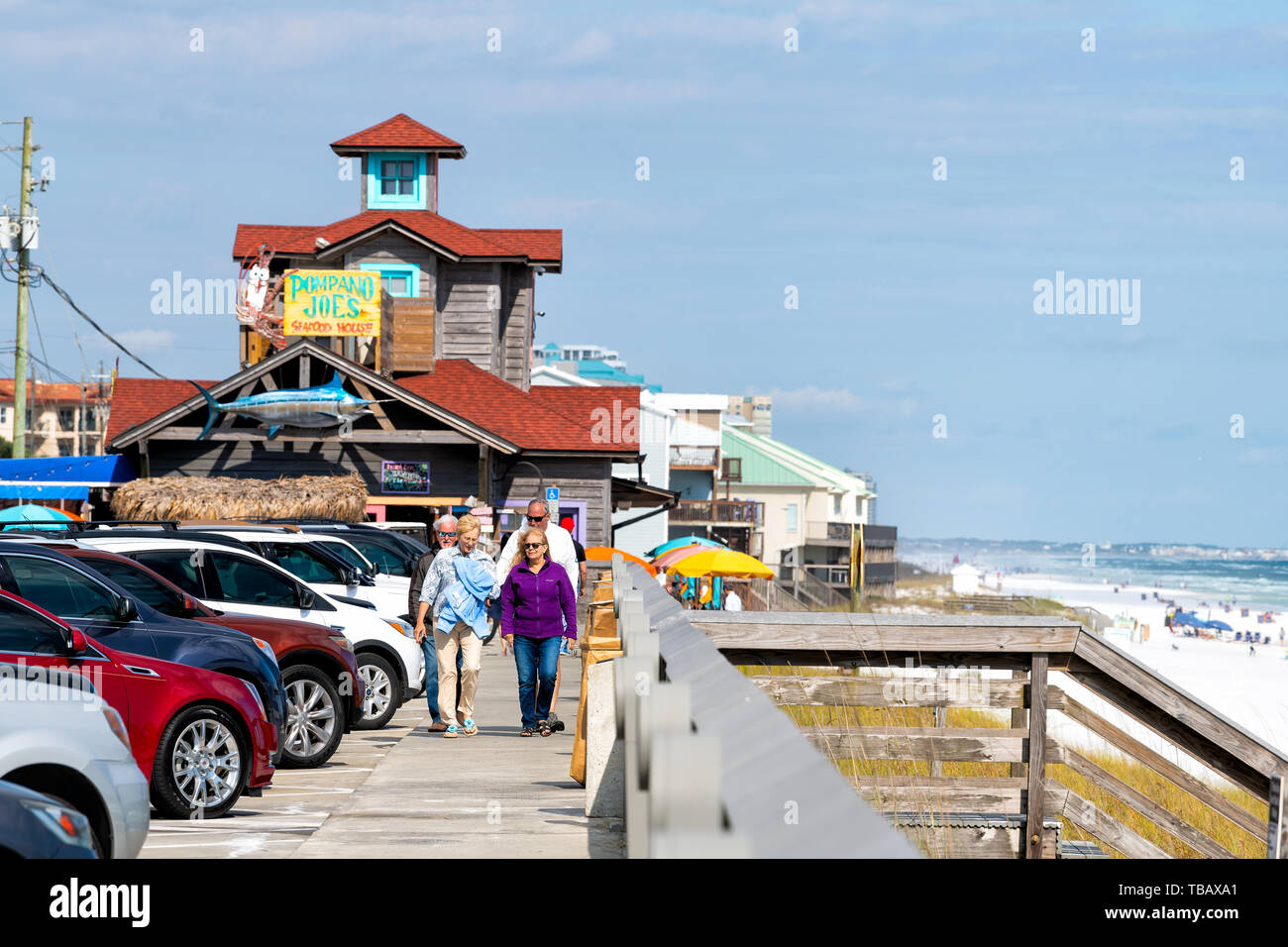 Destin, USA - Le 24 avril 2018 : plage de Miramar ville village ville ou de loisirs harborwalk promenade avec des gens qui marchent par Golfe du Mexique ocean shore avec cafe, mer Banque D'Images