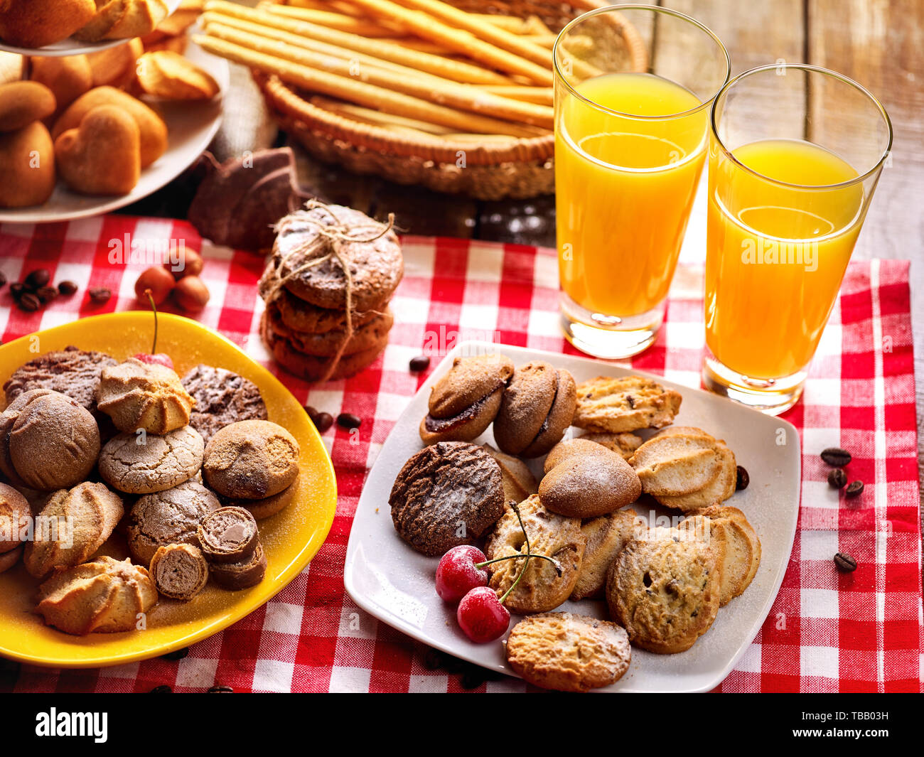 Biscuits au chocolat, gâteau en forme de coeur de sable avec du jus d'orange Banque D'Images