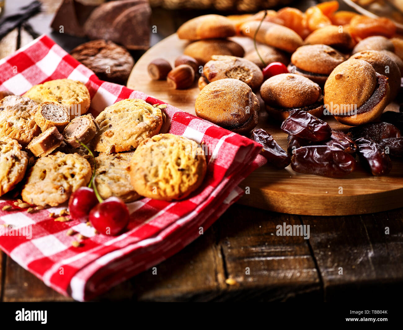 Oatmeal Cookies au chocolat avec du sable et Cherry Berry Banque D'Images