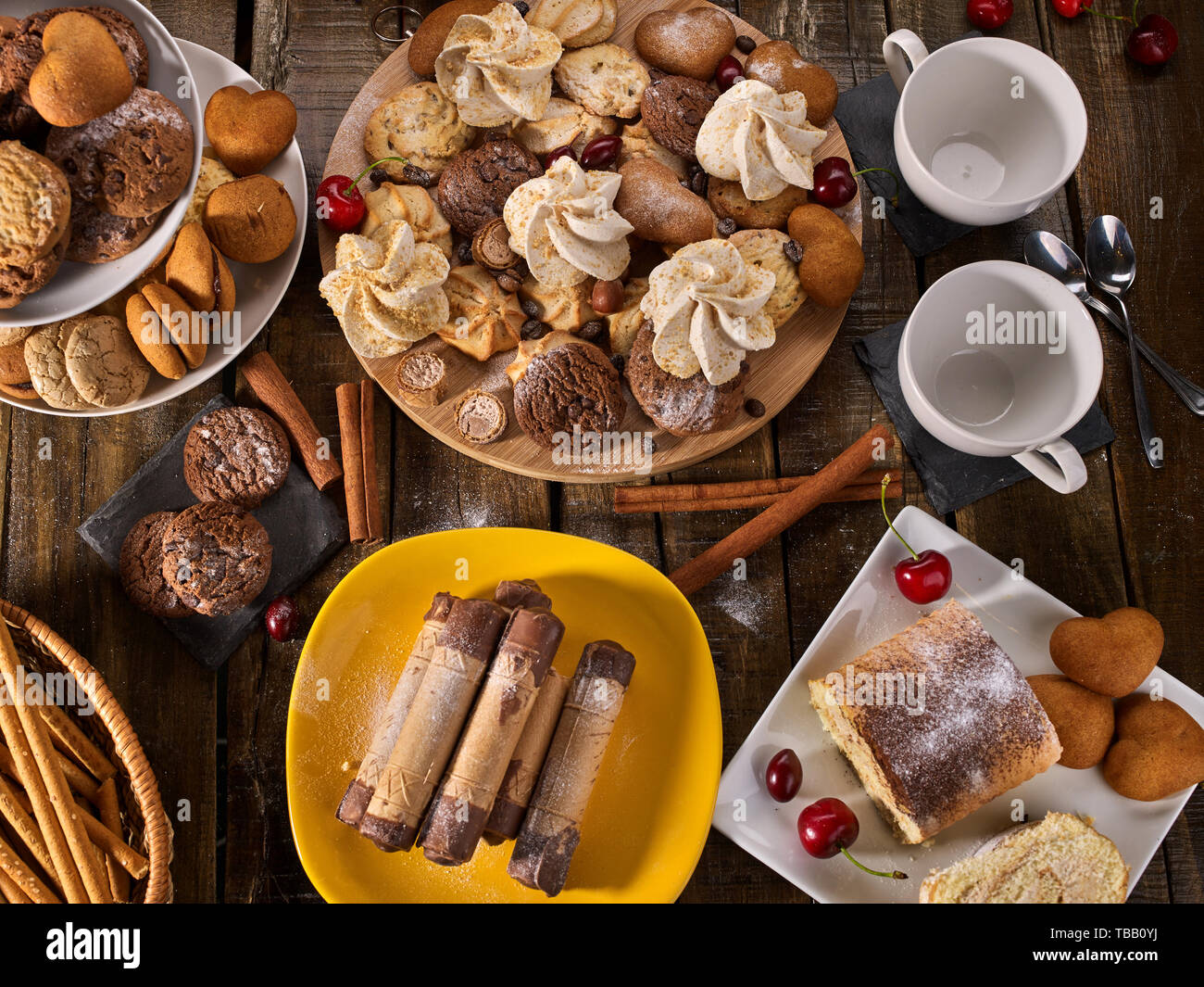 Bisous, biscuits à la meringue et sable au chocolat avec Cherry Banque D'Images