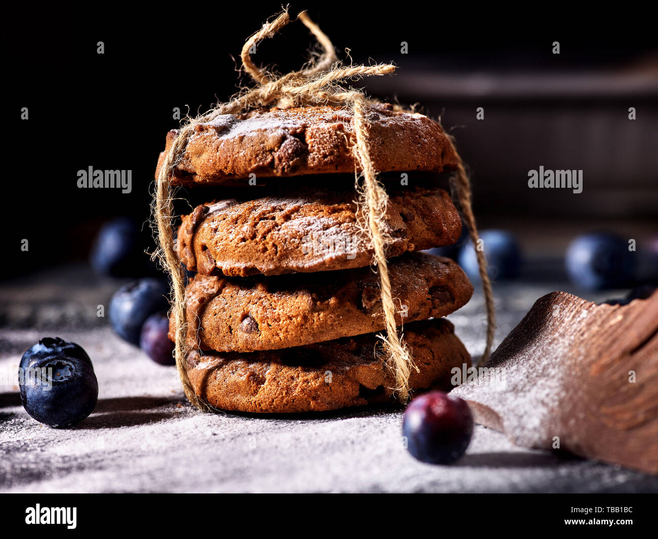 Chocolate Chip cookies liés avec de la ficelle. Servir des aliments sur l'ardoise Banque D'Images