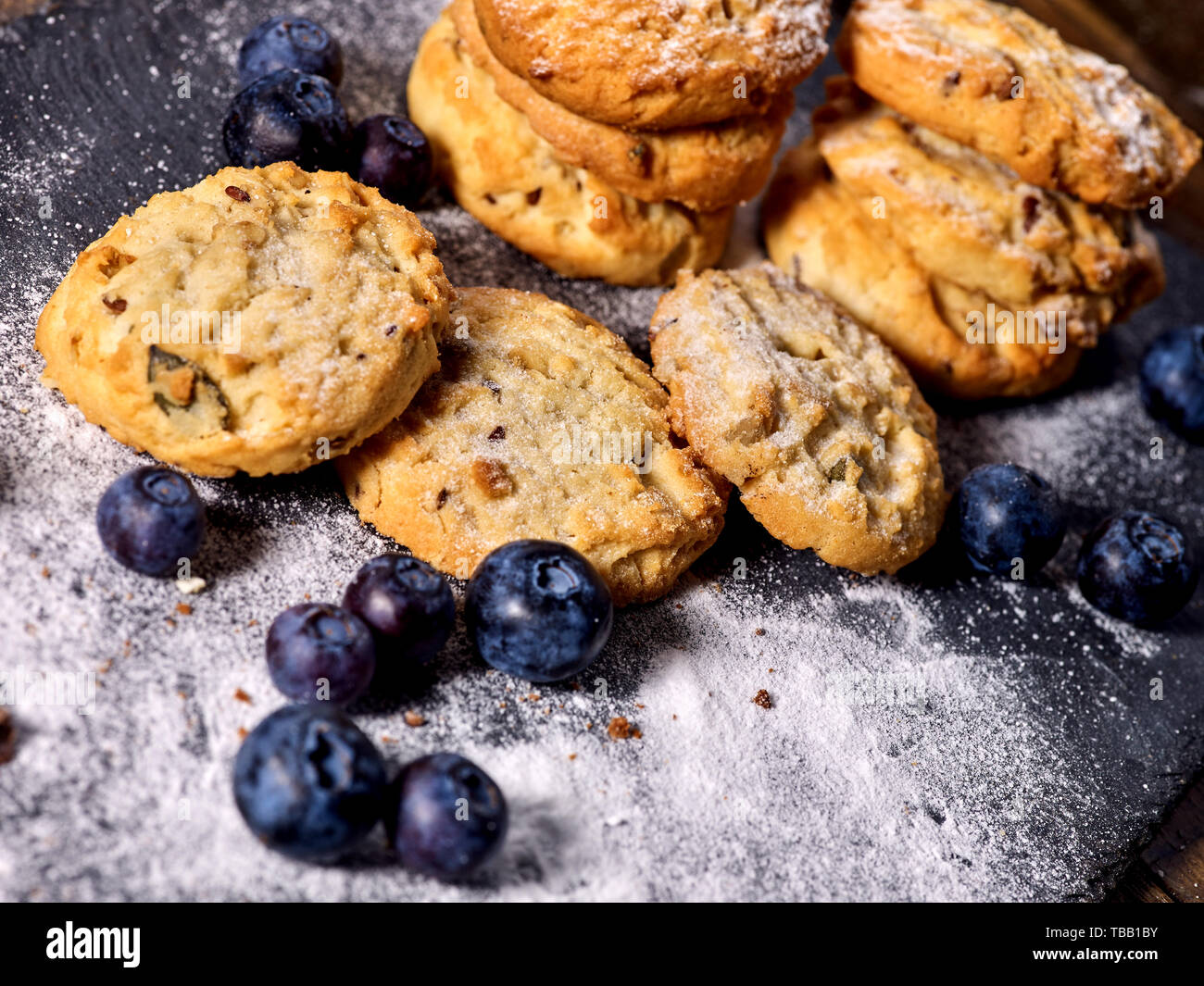 Chocolate Chip cookies liés avec de la ficelle. Servir des aliments sur l'ardoise Banque D'Images