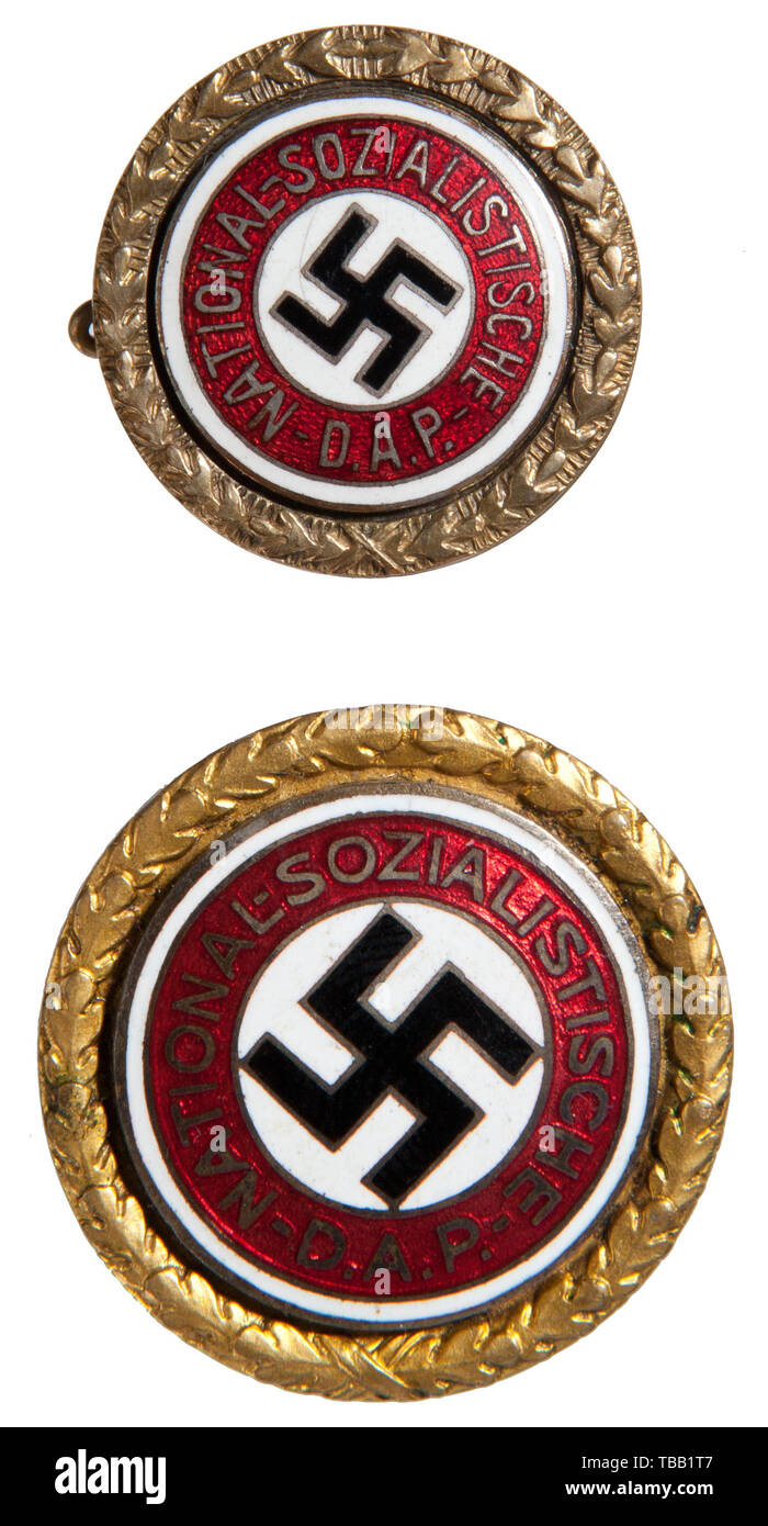 La COLLECTION JOHN PEPERA, SS-Obergruppenführer Heissmeyer Août - Une paire d'insignes du parti d'or au NSDAP, Deschler a produit 30 mm dorure Tombak avec plaqué argent Médaillon émaillé, partie d'un insigne. Numéro de membre du parti '21573' sur l'arrière avec l'axe vertical. Incuse estampillé 'GES. GESCH.' au-delà du canal et de l'évent. 24 mm de même construction, l'état et le numéro correspondant sur l'arrière avec l'axe horizontal. Plaque d'attache le timbre "Jos. Fuess München'. August Heissmeyer (ou Heißmeyer - 11 janvier 1897 à Gellersen - 16 janvier 1979 à Schwäbisch Hall), était un des principaux memb, Editorial-Use-seulement Banque D'Images
