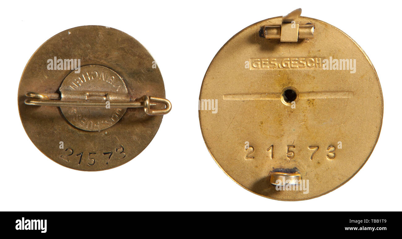 La COLLECTION JOHN PEPERA, SS-Obergruppenführer Heissmeyer Août - Une paire d'insignes du parti d'or au NSDAP, Deschler a produit 30 mm dorure Tombak avec plaqué argent Médaillon émaillé, partie d'un insigne. Numéro de membre du parti '21573' sur l'arrière avec l'axe vertical. Incuse estampillé 'GES. GESCH.' au-delà du canal et de l'évent. 24 mm de même construction, l'état et le numéro correspondant sur l'arrière avec l'axe horizontal. Plaque d'attache le timbre "Jos. Fuess München'. August Heissmeyer (ou Heißmeyer - 11 janvier 1897 à Gellersen - 16 janvier 1979 à Schwäbisch Hall), était un des principaux memb, Editorial-Use-seulement Banque D'Images
