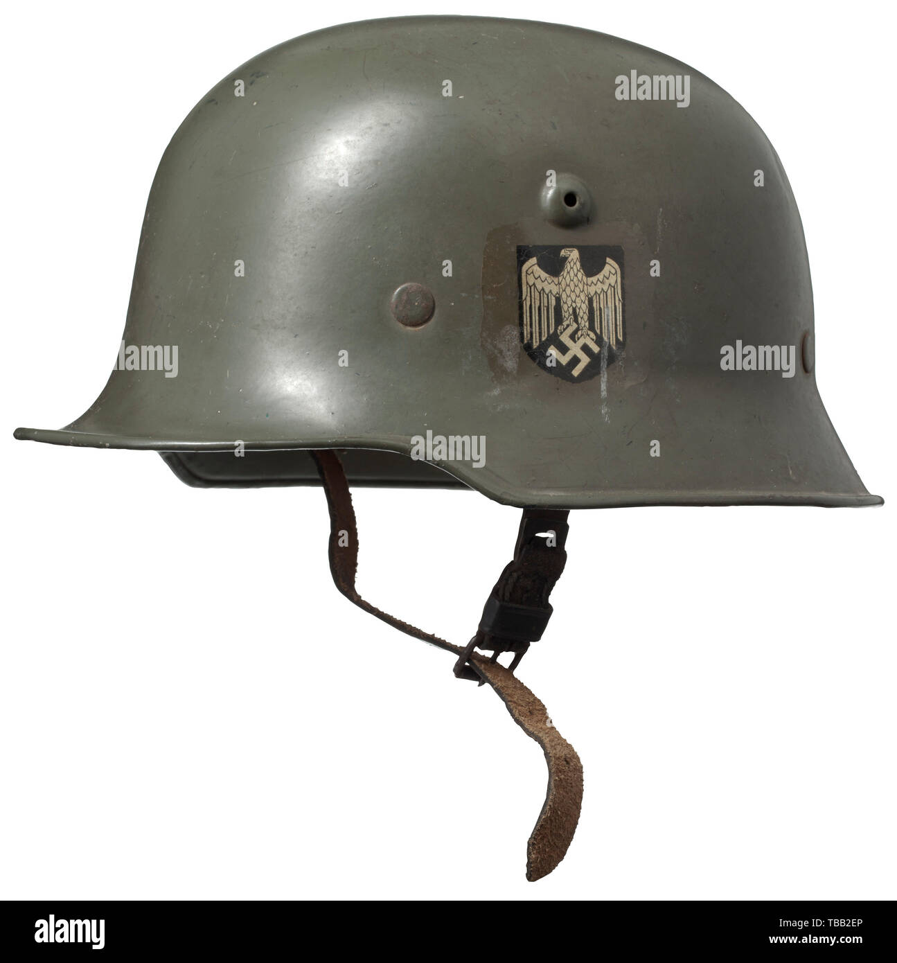 Un casque de parade pour les officiers d'aluminium vert pomme crâne avec les deux autocollants, s'est bord et ports de ventilation. Complet avec jugulaire, ,- et de cuir cordon (manquant), taille stamping '57'. Des traces d'utilisation et de l'âge. Historique historique rare.,, de l'armée, des armées, des forces armées, militaire, militaria, 20e siècle, Editorial-Use-seulement Banque D'Images
