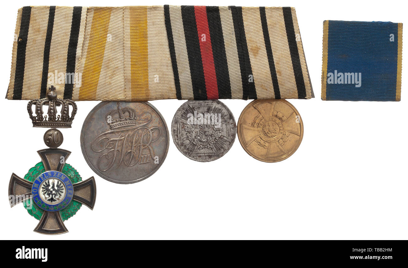 Les commandes d'une agrafe pour un ancien combattant au service des combats de 1848/1849 Quatre-pièces avec fermoir : Membre de la Croix de l'ordre de la chambre de Hohenzollern avec '50' anniversaire cypher, prix d'honneur général 2e classe avec fil fin oeillet. L'Empire allemand : Médaille commémorative de la Guerre de 1870/71 en acier avec du ruban du combattant. La Prusse Hohenzollern : Médaille commémorative des combattants. Inclus est le 1er prix de long service (classe de 1825) sur boucle déployante pour 21 années de service complétées sans l'appliqué, le métal jaune avec RIM. Le député de la Croix de l'ordre de la Chambre, Additional-Rights Clearance-Info-Not-Available- Banque D'Images