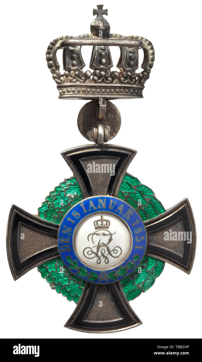 Les commandes d'une agrafe pour un ancien combattant au service des combats de 1848-1849 Quatre-pièces avec fermoir : Membre de la Croix de l'ordre de la chambre de Hohenzollern avec '50' anniversaire cypher, prix d'honneur général 2e classe avec fil fin oeillet. L'Empire allemand : Médaille commémorative de la Guerre de 1870/71 en acier avec du ruban du combattant. La Prusse Hohenzollern : Médaille commémorative des combattants. Inclus est le 1er prix de long service (classe de 1825) sur boucle déployante pour 21 années de service complétées sans l'appliqué, le métal jaune avec RIM. Le député de la Croix de l'ordre de la Chambre, Additional-Rights Clearance-Info-o-Not-Available Banque D'Images