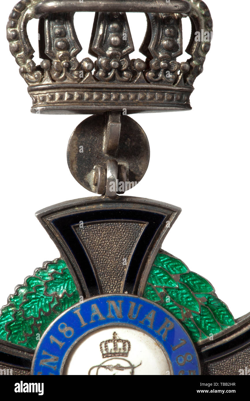 Les commandes d'une agrafe pour un ancien combattant au service des combats de 1848-1849 Quatre-pièces avec fermoir : Membre de la Croix de l'ordre de la chambre de Hohenzollern avec '50' anniversaire cypher, prix d'honneur général 2e classe avec fil fin oeillet. L'Empire allemand : Médaille commémorative de la Guerre de 1870/71 en acier avec du ruban du combattant. La Prusse Hohenzollern : Médaille commémorative des combattants. Inclus est le 1er prix de long service (classe de 1825) sur boucle déployante pour 21 années de service complétées sans l'appliqué, le métal jaune avec RIM. Le député de la Croix de l'ordre de la Chambre, Additional-Rights Clearance-Info-o-Not-Available Banque D'Images