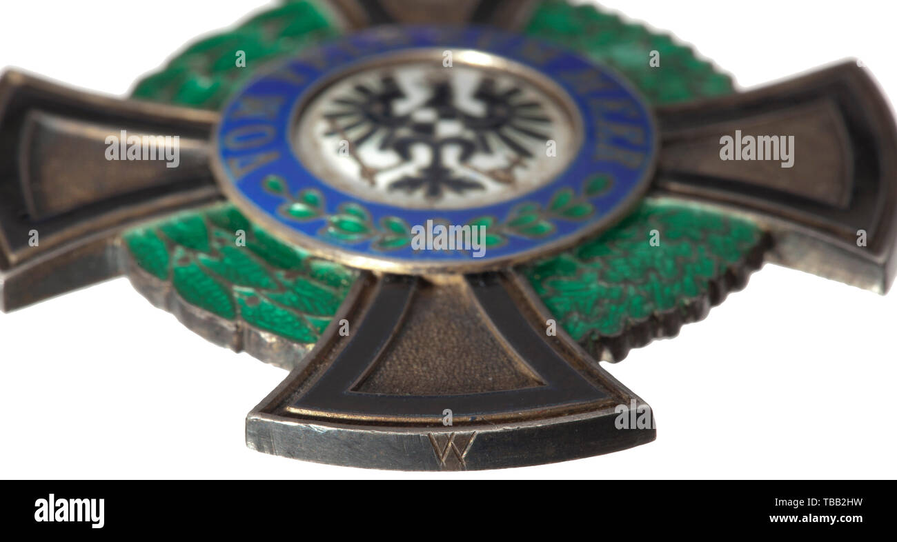 Les commandes d'une agrafe pour un ancien combattant au service des combats de 1848-1849 Quatre-pièces avec fermoir : Membre de la Croix de l'ordre de la chambre de Hohenzollern avec '50' anniversaire cypher, prix d'honneur général 2e classe avec fil fin oeillet. L'Empire allemand : Médaille commémorative de la Guerre de 1870/71 en acier avec du ruban du combattant. La Prusse Hohenzollern : Médaille commémorative des combattants. Inclus est le 1er prix de long service (classe de 1825) sur boucle déployante pour 21 années de service complétées sans l'appliqué, le métal jaune avec RIM. Le député de la Croix de l'ordre de la Chambre, Additional-Rights Clearance-Info-o-Not-Available Banque D'Images