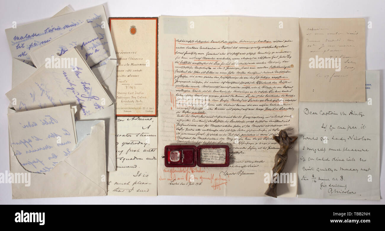 Paul von Hintze (1864 - 1941) - une famille armoiries et lettres en cristal au plomb taillé avec les armoiries de la famille Hintze (partie de son joint) en cas de cuir rouge et vieux manuscrit confirmation. Avec une lettre manuscrite du Prince Guillaume de Prusse (1882 - 1951) dans lequel il demande une faveur au sujet de deux amies, datée du 12 octobre (pendant la Première Guerre mondiale), également deux lettres en français sur le même sujet du même auteur. Aussi une lettre de l'amiral George Dewey (1837 - 1917) de l'Olympia "Phare" de l'Asiatique son Additional-Rights Clearance-Info-Sq,-Not-Available Banque D'Images