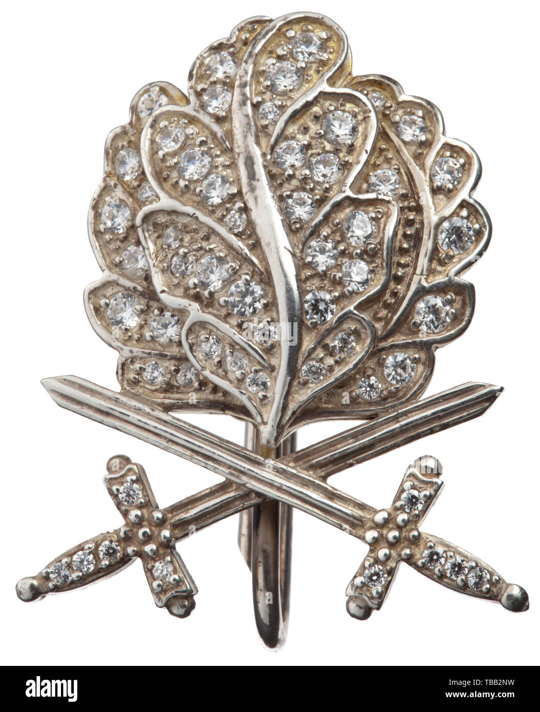 Feuilles de chêne avec des épées et des diamants pour la Croix de Chevalier de la Croix de Fer de milieu des années 80, la production de collection avec contrat de vente d'accompagnement pour la 'brillants' datée du 5 juin 1950 entre Heinz Schnaufer et l'acheteur à l'époque, avec une photo rapport d'expert de M. Klietmann concernant les "brillants" datée du 19 juillet 1985, certifiant que c'est un contemporain original d'une soi-disant "B-pièce'. La construction et 'K' 935 poinçon est calquée sur les pièces originales faites par l'entreprise Klein à Hanau. Tubé, avec une section de ruban. Largeur de la feuilles de chêne 22 mm, Editorial-Use-seulement Banque D'Images