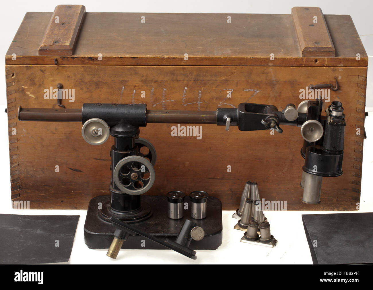 Un microscope spécial et la visionneuse de photos par Zeiss le spectateur avec l'acceptation de la marine impériale, 'Nr. 44433' et 'inscription du fabricant Carl Zeiss, Jena'. Monté sur un panneau en acier, réglable en hauteur et d'Acuity. Dans la boîte de transport de bois correspondant avec des accessoires comme les lentilles de remplacement, l'inventaire illisible stamp. Probablement utilisé pour l'analyse des prises de vue aériennes, historique historique., de la marine, des forces navales, militaires, militaria, branche de service, les directions générales de service, les forces armées, le service armé, objet, objets, alambics,-Clearance-Info Additional-Rights clippin,-Not-Available Banque D'Images