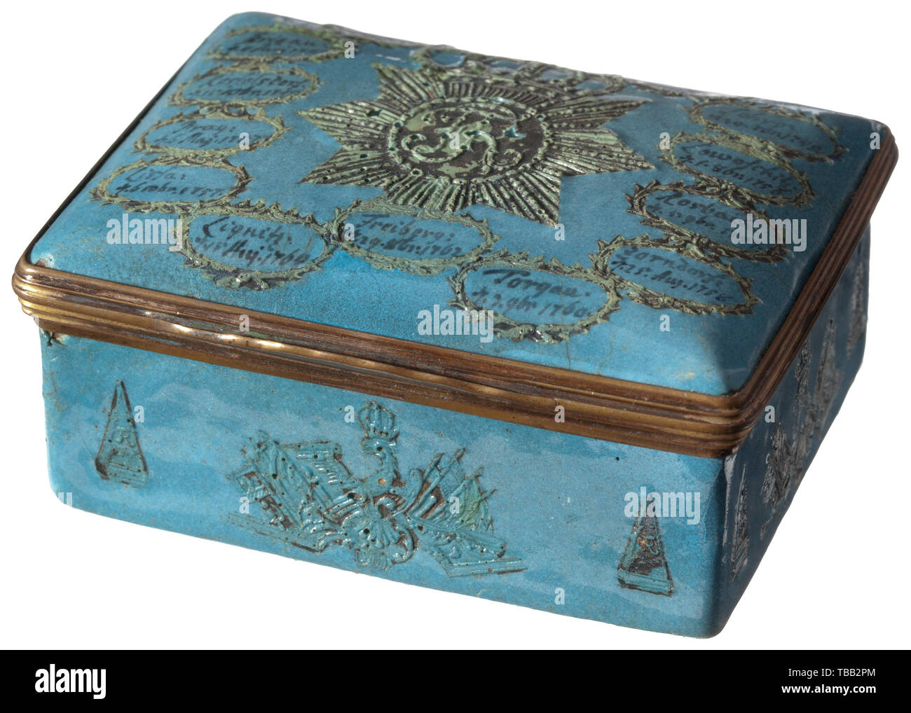 Frédéric II de Prusse (1712 - 1786) - une boîte de tabac à priser, Berlin, vers 1760, émail de couleur cuivre, partiellement doré, taille 8 x 6 x 4 cm. Sur l'extérieur du couvercle autour du monogramme 'FR' dans l'étoile au-dessous de la Couronne les noms et dates des batailles victorieuses de Kesselsdorf à Prague. Sur l'intérieur du couvercle la miniature d'un guerrier avec Cannon et ornements, eagle avec la devise 'Victoria, Der Sieg ist da' en haut. Les surfaces latérales représentent des trophées de guerre et le monogramme 'FR'. L'intérieur avec l'attribution au plus tard 'commandé par Frédéric II, Additional-Rights Clearance-Info-K,-Not-Available Banque D'Images