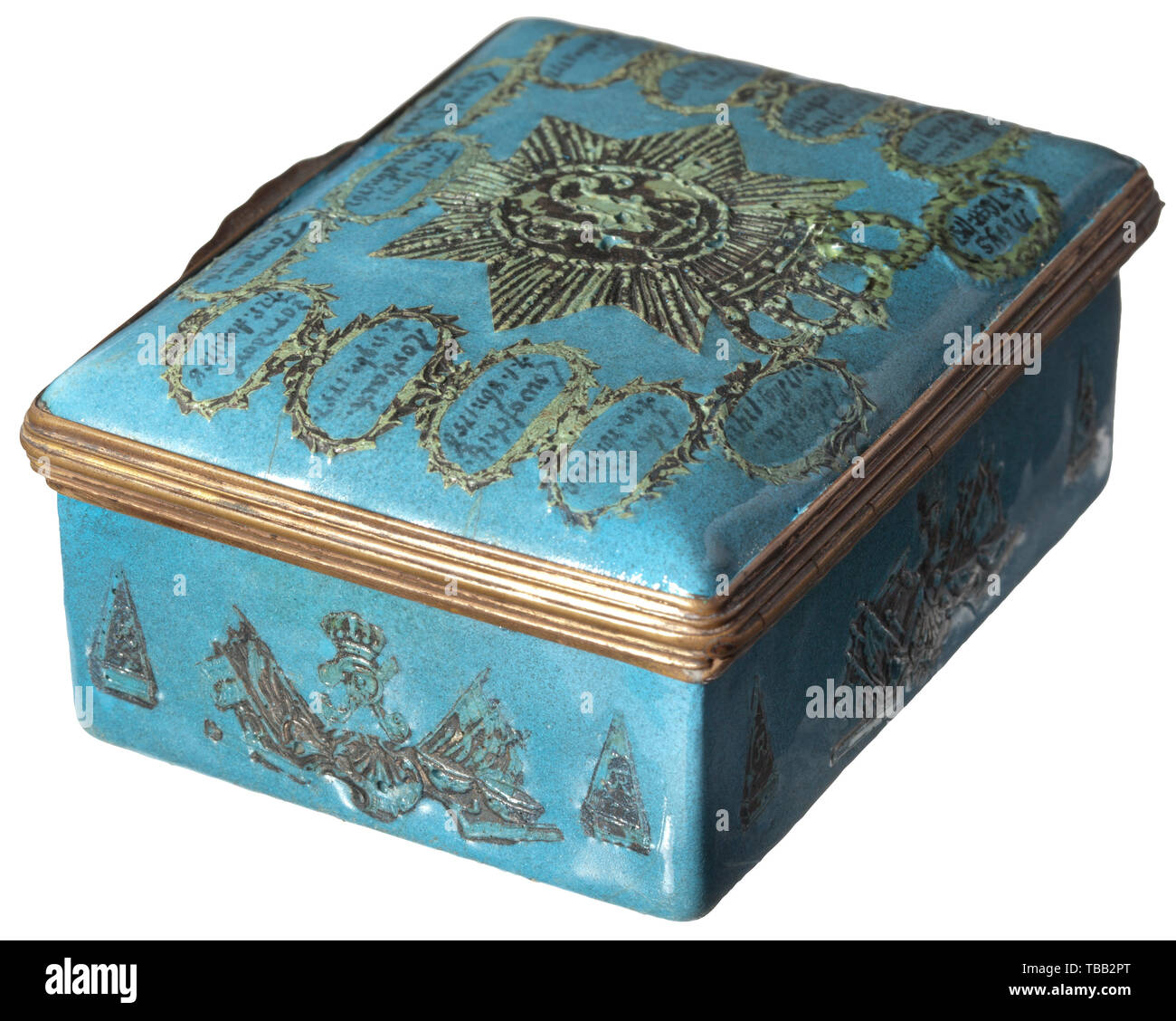 Frédéric II de Prusse (1712 - 1786) - une boîte de tabac à priser, Berlin, vers 1760, émail de couleur cuivre, partiellement doré, taille 8 x 6 x 4 cm. Sur l'extérieur du couvercle autour du monogramme 'FR' dans l'étoile au-dessous de la Couronne les noms et dates des batailles victorieuses de Kesselsdorf à Prague. Sur l'intérieur du couvercle la miniature d'un guerrier avec Cannon et ornements, eagle avec la devise 'Victoria, Der Sieg ist da' en haut. Les surfaces latérales représentent des trophées de guerre et le monogramme 'FR'. L'intérieur avec l'attribution au plus tard 'commandé par Frédéric II, Additional-Rights Clearance-Info-K,-Not-Available Banque D'Images