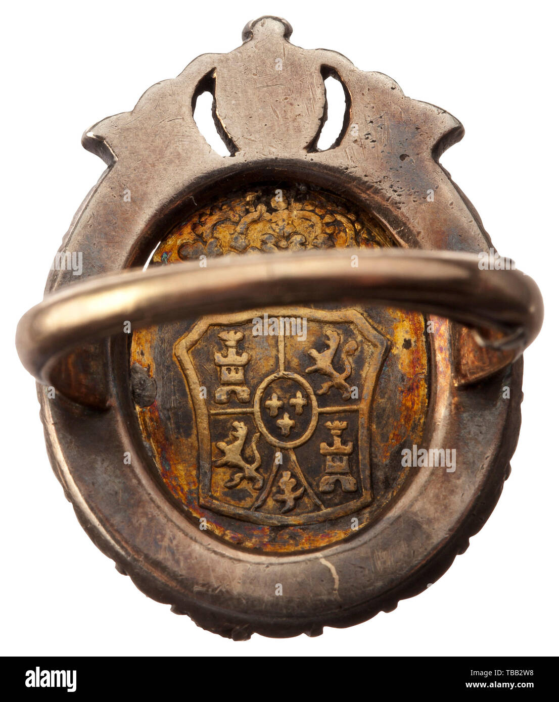 Le Roi Charles III d'Espagne - un portrait du 18ème siècle, Bague argent, or, diamants taille ancienne et de l'émail. Situé dans une couronne de diamants d'argent, couronné (16 rubis, deux petits manquant) l'ovale portrait du roi en or émaillé noir sur la masse. Le royal espagnol armoiries au dos. Bague en or et argent de la clavette. Circa médaillon 19 x 25 mm, diamètre de l'anneau 17 mm, poids 8 g. Avec des signes de vieillissement et d'usure, de la qualité de l'exécution. Additional-Rights historique, historique,-Clearance-Info-Not-Available Banque D'Images