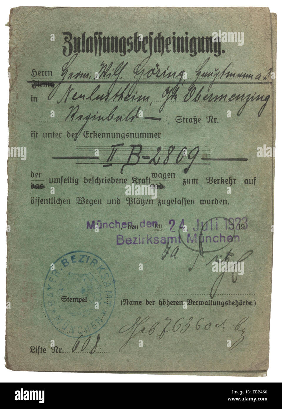Hermann Göring - un véhicule à moteur d'un certificat d'enregistrement de la voiture qu'il a utilisé à Munich avec le numéro de licence 'II B - 2809" Le document d'enregistrement publié le 24 juillet 1923 au bureau de district de Munich. Avec la signature de l'administration et le sceau officiel. La lettre envoyée aux 'Herrn Herm. Wilh. Göring, Hauptmann a.D.' in 'Neulustheim Reginbaldstraße, Obermenzing,'. Type de véhicule 'Daimler', d'une licence pour six personnes, la puissance du moteur de 45 hp. Au cours de l'été 1921, Hermann et Carin Göring déplacé de la Suède de Munich-Obermenzing. Ils ont acheté une maison Reginbaldstr Editorial-Use, dans la seule Banque D'Images