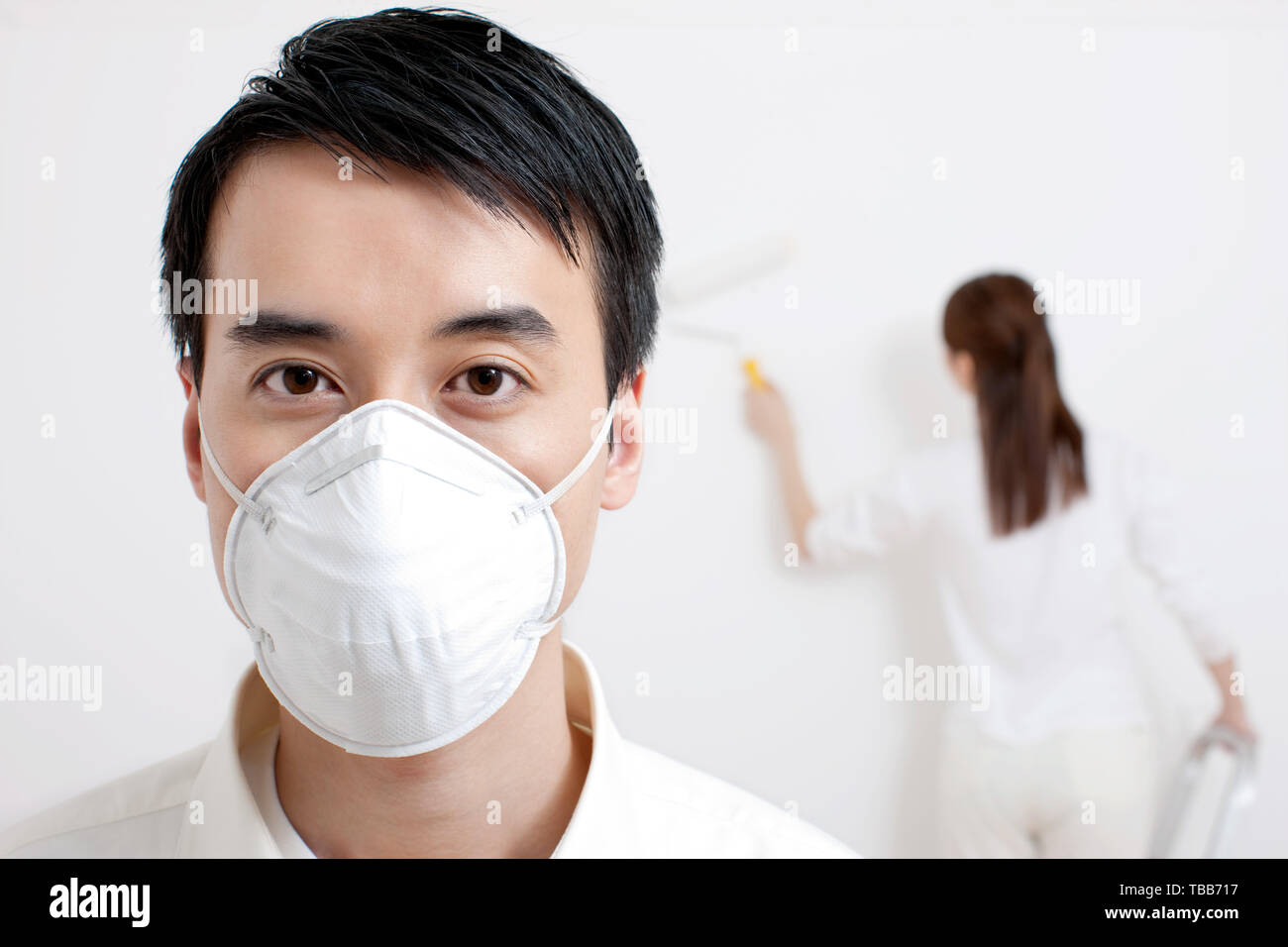 Le mari et la femme décorer la nouvelle maison eux-mêmes. Banque D'Images