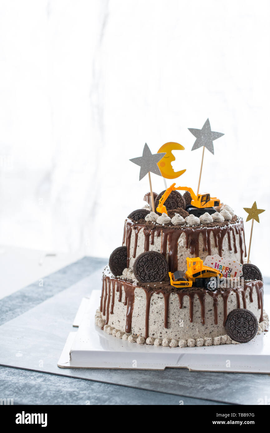 Le Theme De L Excavateur Double Creme Oreo Cake Gateau D Anniversaire Photo Stock Alamy