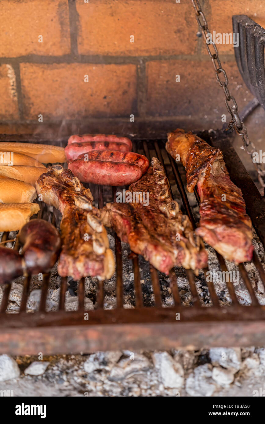 'Grill' barbecue argentin à faire vivre le charbon (pas de flamme), boeuf "asado", pain, 'Chorizo' et 'boudin' orcilla Banque D'Images