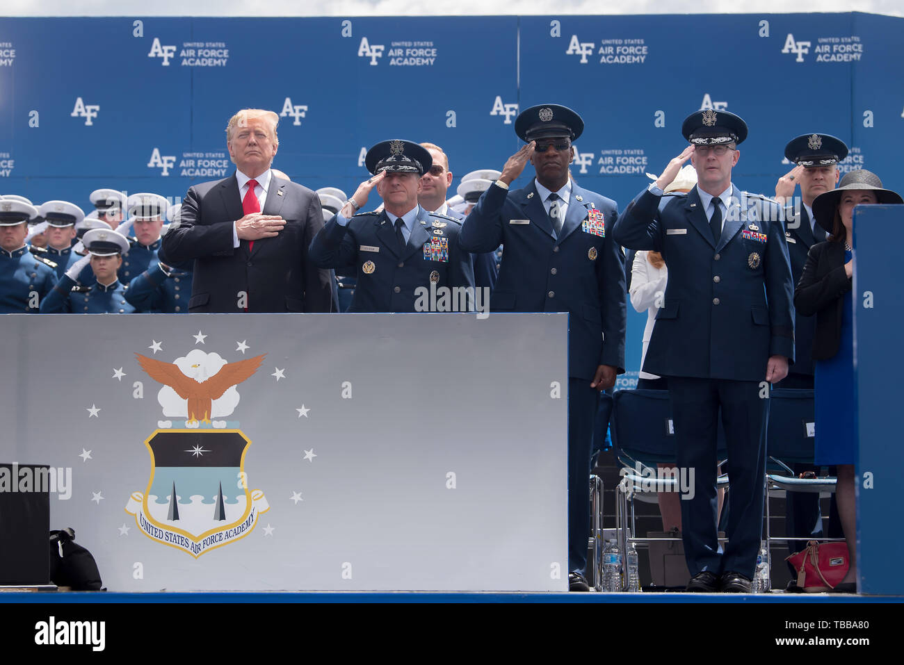 Donald J. Trump, président des États-Unis, le général David L. Goldfein, chef d'état-major de l'Armée de l'air, chef Master Sgt Kaleth O. Wright, principal chef de l'Armée de l'air Le sergent, et le Brigadier-général Andrew P. Armacost, Doyen de la faculté pendant l'hymne national joué au cours de l'US Air Force Academy Catégorie de 2019 à Falcon Stadium de leur diplôme dans Colorado Springs, Colorado, le 30 mai 2019. Neuf cent quatre-vingt-neuf cadets a obtenu son diplôme de devenir 2e lieutenant dans l'Armée de l'air. (Air Force photo/ Trevor Cokley) Banque D'Images