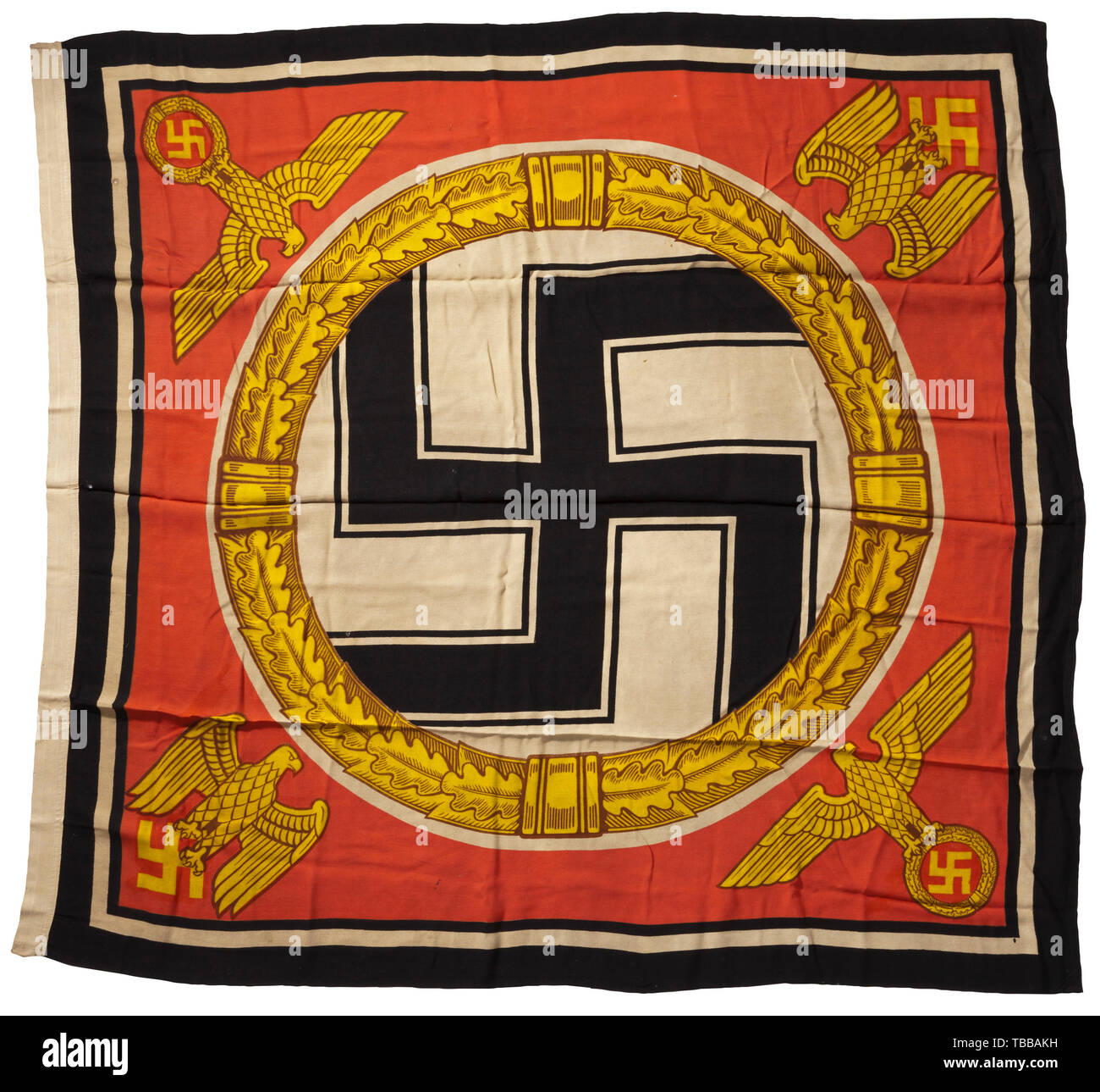 Une norme de Führer et Reichskanzler Adolf Hitler, d'un drapeau avec de couleur d'impression sur les deux côtés, la couture estampillé 'St. d. Führers 1,5 x 1,5" avec l'acceptation de la marine/eagle 'M'. Le centre avec un svastika noir dans une couronne de feuilles de chêne d'or à l'intérieur d'un disque blanc, chacun des quatre coins avec un parti d'or et de la Wehrmacht blanche sur un fond rouge, les bords en noir et blanc. Dans les endroits endommagés, des signes de vieillissement. Dimensions environ 150 x 150 cm., historique historique du 20ème siècle, Editorial-Use-seulement Banque D'Images