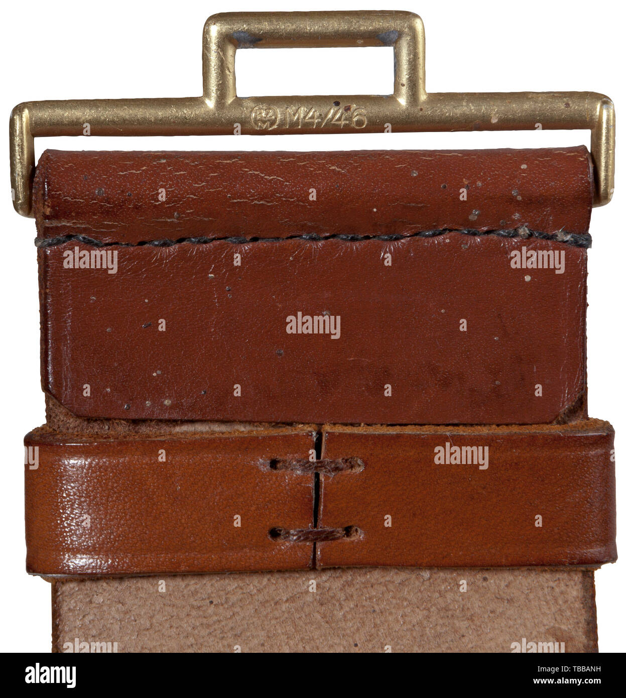 La COLLECTION JOHN PEPERA, un officiel du NSDAP et boucle de ceinture en cuir, aluminium 57 mm de diamètre, le cachet du service de garde de boucle d'or 95  % de lavage. La marche arrière a soulevé code du fabricant "double cercle (RZM M4/116)'. 60 mm ceinture en cuir marron doré avec timbre "capture d'aluminium (double cercle RZM M4/46)'. La courroie est complet avec deux portes, vertical 15 mm cuir brun et les gardiens de la langue réglage de taille. Longueur environ 90 mm, Editorial-Use-seulement. Banque D'Images