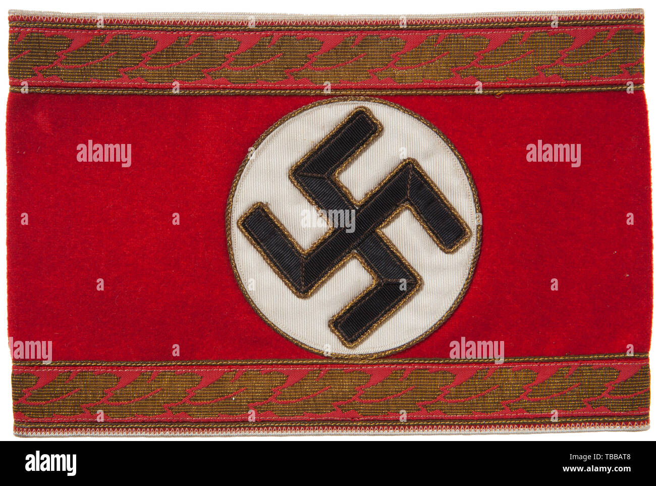 La COLLECTION JOHN PEPERA, un brassard pour von Hauptamtes Kreis NSDAP, Multi-pièces avec la laine rouge, blanc, central rayonne striée champ circulaire à pans coupés, striée de bandes noir rayonne swastika. Les deux champ circulaire blanc et croix gammée bordés de fil doré thread. Appliqué aux bords extérieurs est une bande horizontale machine tissés, de répéter le gilt 18 mm fils oakleaves, avec fil doré pluvier frontières pour les bords haut et bas. Haut et bas de brassard est bordé de blanc rayon tuyauterie. Complet avec brassard tag RZM papier Editorial-Use, seule. Banque D'Images