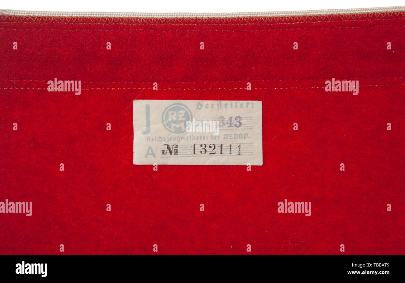 La COLLECTION JOHN PEPERA, un brassard pour von Hauptamtes Kreis NSDAP, Multi-pièces avec la laine rouge, blanc, central rayonne striée champ circulaire à pans coupés, striée de bandes noir rayonne swastika. Les deux champ circulaire blanc et croix gammée bordés de fil doré thread. Appliqué aux bords extérieurs est une bande horizontale machine tissés, de répéter le gilt 18 mm fils oakleaves, avec fil doré pluvier frontières pour les bords haut et bas. Haut et bas de brassard est bordé de blanc rayon tuyauterie. Complet avec brassard tag RZM papier Editorial-Use, seule. Banque D'Images