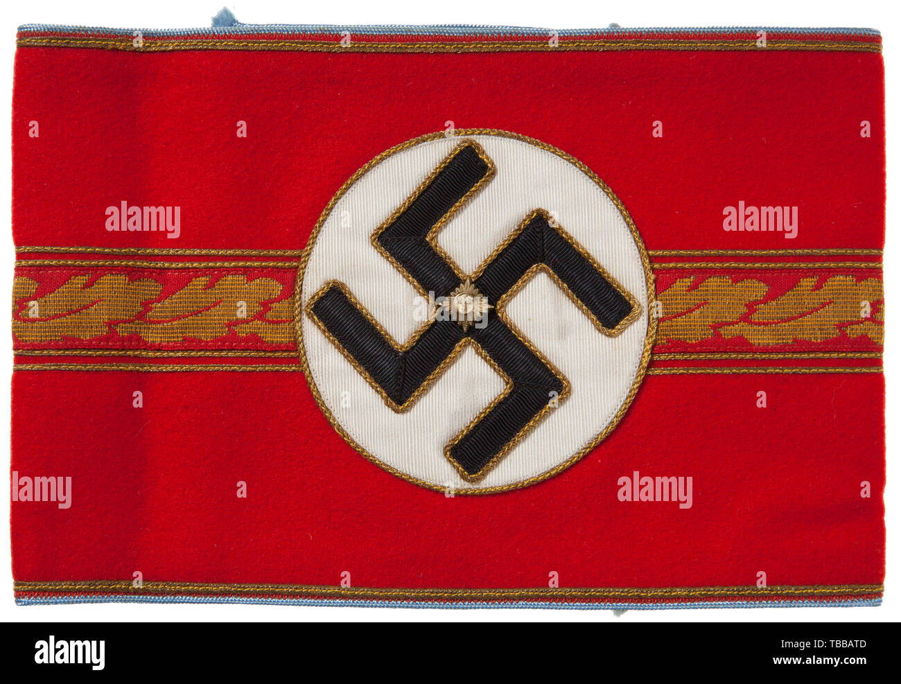 La COLLECTION JOHN PEPERA, un brassard pour le NSDAP Ortsgruppenleiter, Multi-pièces avec la laine rouge, blanc, central rayonne striée champ circulaire à pans coupés, noir bandes rayonne croix gammée. Les deux champ circulaire blanc et croix gammée bordés de fil doré et fil doré a une croix gammée en alliage style délavé politique rang pip pour centre. Appliquée au centre est une bande horizontale machine tissés, de répéter le gilt 18 mm fils oakleaves, avec double fil doré pluvier frontières pour les bords haut et bas. Haut et bas de brassard est bordé de couleur bleu clair avec une tuyauterie rayonne fil doré secondaire pi, Editorial-Use-seulement Banque D'Images