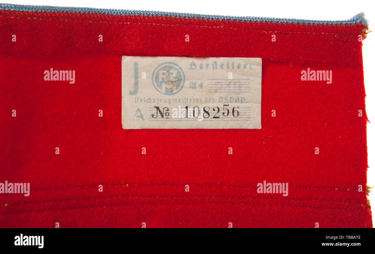 La COLLECTION JOHN PEPERA, un brassard pour le NSDAP Ortsgruppenleiter, Multi-pièces avec la laine rouge, blanc, central rayonne striée champ circulaire à pans coupés, noir bandes rayonne croix gammée. Les deux champ circulaire blanc et croix gammée bordés de fil doré et fil doré a une croix gammée en alliage style délavé politique rang pip pour centre. Appliquée au centre est une bande horizontale machine tissés, de répéter le gilt 18 mm fils oakleaves, avec double fil doré pluvier frontières pour les bords haut et bas. Haut et bas de brassard est bordé de couleur bleu clair avec une tuyauterie rayonne fil doré secondaire pi, Editorial-Use-seulement Banque D'Images