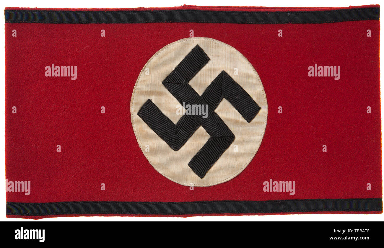La COLLECTION JOHN PEPERA, un SS-Brassard, construction multi-pièces, de laine rouge, champ de base avec 8,5 cm de diamètre, central, nervuré verticalement, teinté blanc rayonne, champ circulaire avec un montage incliné, côtelés, ruban rayonne noir croix gammée. Les bords supérieur et inférieur de la bordée brassard avec 8 mm de large striée verticalement, rayonne noir bande. Complet avec brassard 'noir Reichsführer SS befohlene Ausführung mit RZM SS' '21/34' tag chiffon. Dommages de 12 mm le long du bord supérieur de l'inverse de la dépose. tunique, Editorial-Use-seulement Banque D'Images
