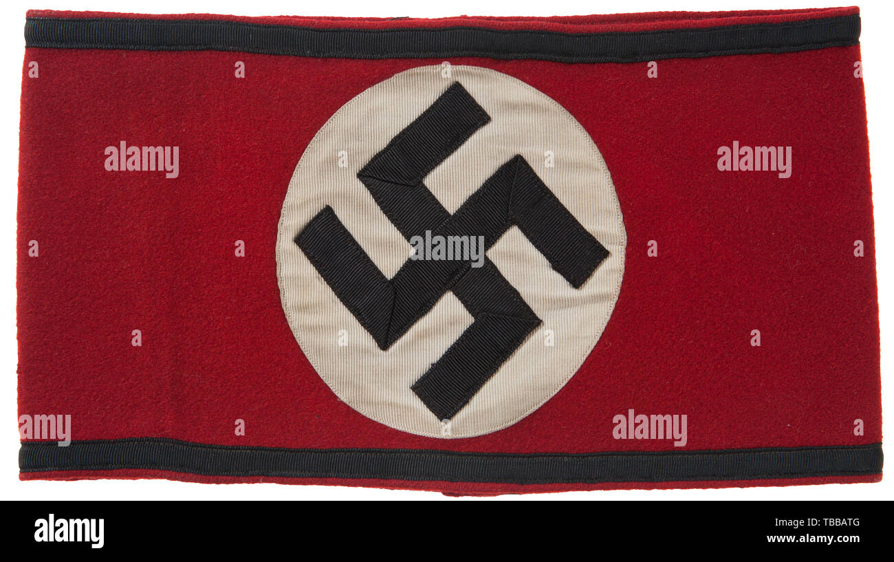 La COLLECTION JOHN PEPERA, un SS-Brassard, construction multi-pièces, de laine rouge, champ de base avec 8,5 cm de diamètre, central, nervuré verticalement, teinté blanc rayonne, champ circulaire avec un montage incliné, côtelés, ruban rayonne noir croix gammée. Les bords supérieur et inférieur de la bordée brassard avec 8 mm de large striée verticalement, rayonne noir bande. Complet avec brassard 'noir (double cercle) RZM 630/36 SS (double cercle)' tag chiffon, Editorial-Use-seulement. Banque D'Images