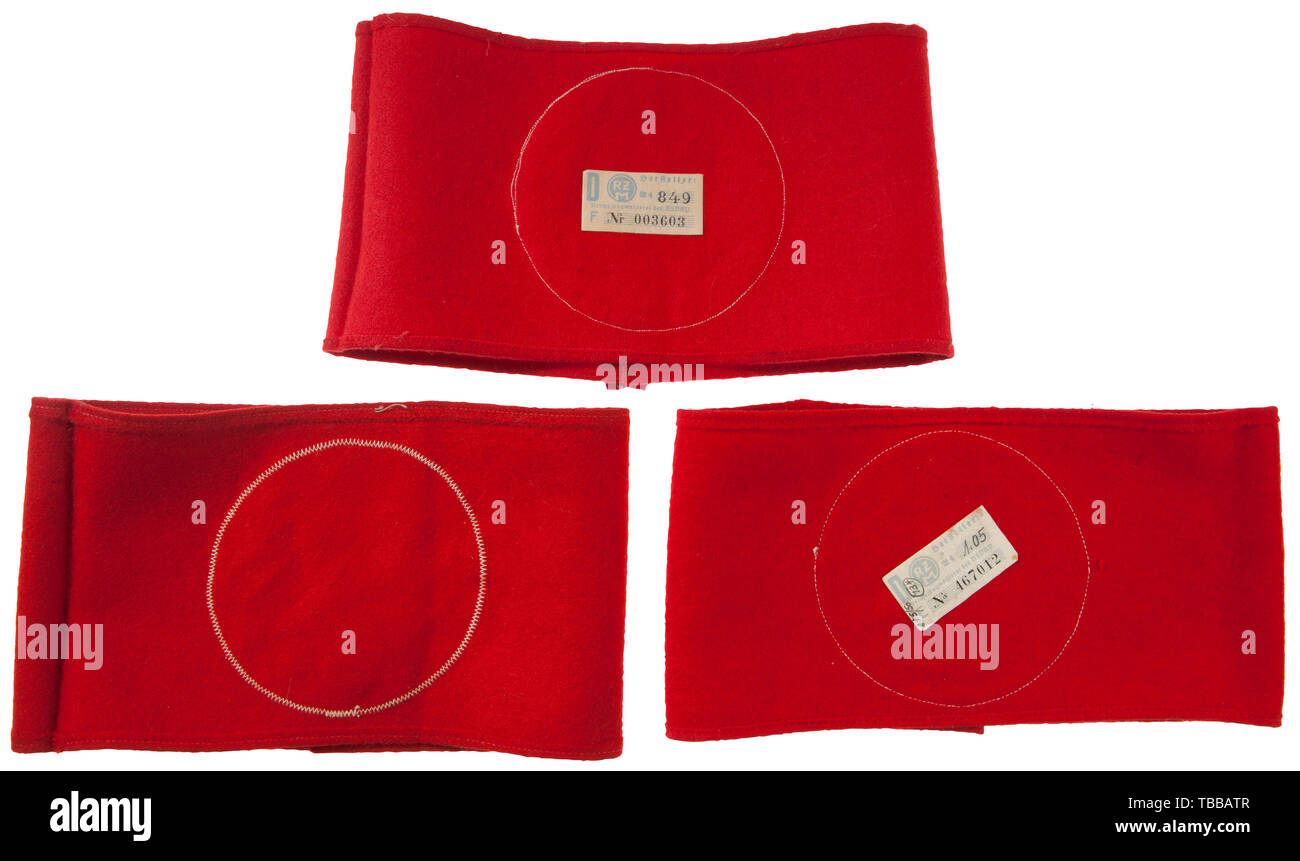 La COLLECTION JOHN PEPERA, un groupe de trois NSDAP Brassards, chacun se compose de la construction multi-pièces, de laine rouge, champ de base avec 8,5 cm de diamètre, central, nervuré verticalement, teinté blanc rayonne, champ circulaire avec un montage incliné, côtelés, ruban rayonne noir croix gammée. Complet avec deux étiquettes papier Editorial-Use RZM., seule Banque D'Images
