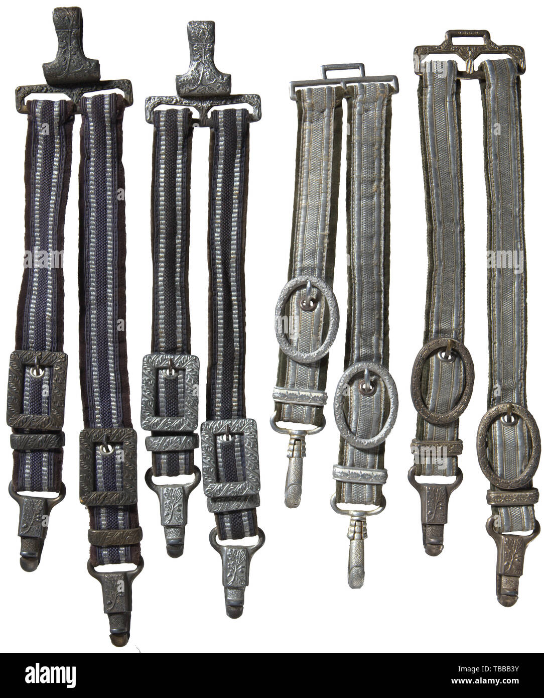 La COLLECTION JOHN PEPERA, un groupe d'armée et deux cintres, dague Luftwaffe Luftwaffe paire adossés velours tress bleu-gris avec des rayures verticales argent/aluminium sur chaque bord. Clips de métal en alliage supérieure avec 'U.E. 10, RZM DRGM' marquage. Concordance entre les clips inférieurs avec cachet 'D.R.G.M.". Deux paire vert armée verlvet soutenu argent/aluminium tress avec 1 jeu de raccords en aluminium non marqué et l'autre avec alliage argenté, raccords clips inférieur estampillé 'D.R.G.M.'., Editorial-Use-seulement Banque D'Images