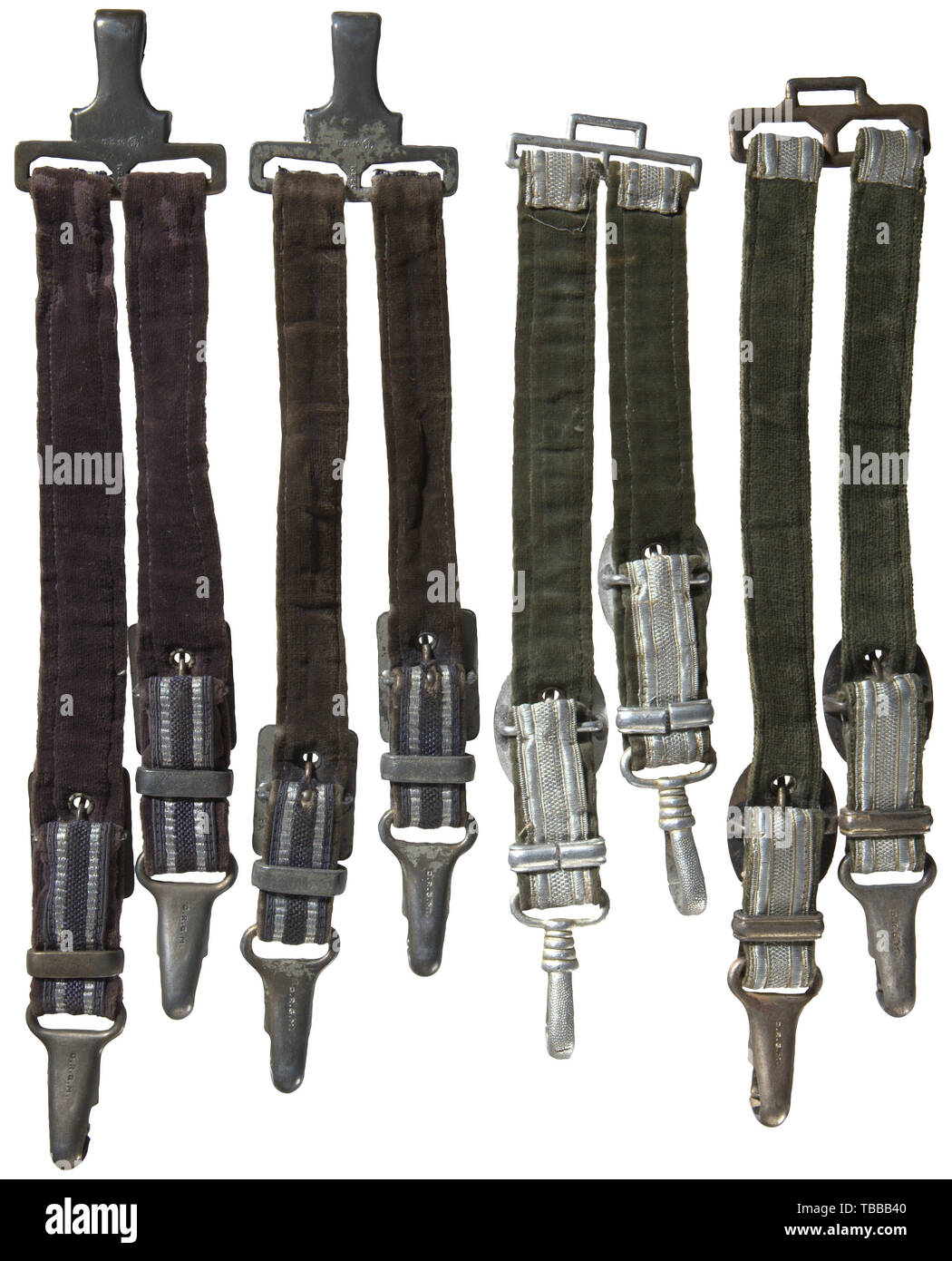 La COLLECTION JOHN PEPERA, un groupe d'armée et deux cintres, dague Luftwaffe Luftwaffe paire adossés velours tress bleu-gris avec des rayures verticales argent/aluminium sur chaque bord. Clips de métal en alliage supérieure avec 'U.E. 10, RZM DRGM' marquage. Concordance entre les clips inférieurs avec cachet 'D.R.G.M.". Deux paire vert armée verlvet soutenu argent/aluminium tress avec 1 jeu de raccords en aluminium non marqué et l'autre avec alliage argenté, raccords clips inférieur estampillé 'D.R.G.M.'., Editorial-Use-seulement Banque D'Images
