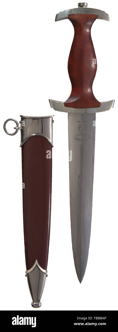 La COLLECTION JOHN PEPERA, UN M 1933 SA Service Dagger, Bouilloire Gebr. Solingen Gräfrath, RZM M7/30,. Lame polie avec devise gravée, logo du fabricant et code RZM. Poignée nickelé raccords. Poignée en bois brun avec l'encart nickel silver eagle et émaillé SA emblème. Laqué marron (éraflure légère) fourreau en acier avec raccords en acier nickelé. Longueur 37,5 cm., Editorial-Use-seulement Banque D'Images